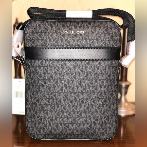 💥SOLD💥 - Micheal Kors - Cooper Flight Bag - NWT - Picture 3 of 15